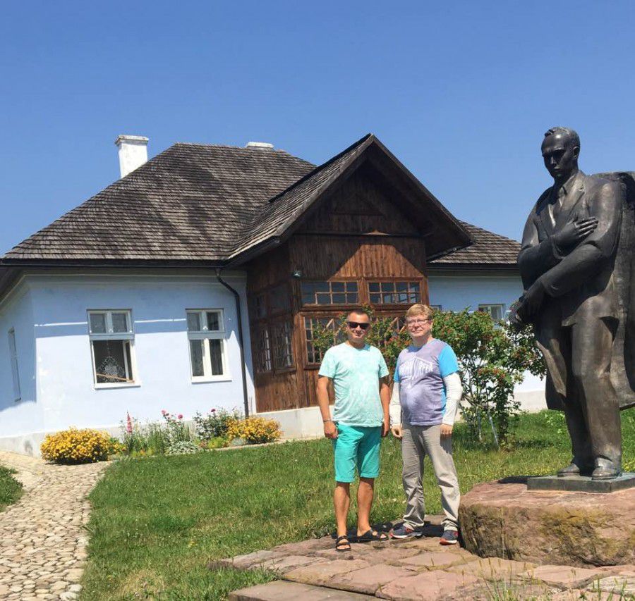 Відомий банкір із Прикарпаття Богдан Лесюк цими днями приймає цікавого гостя  | Фото: Bogdan Lesjuk