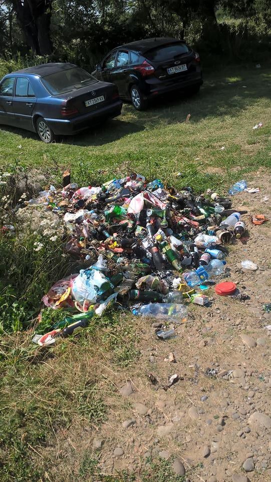 Так виглядає купа сміття у відпочинковій зоні