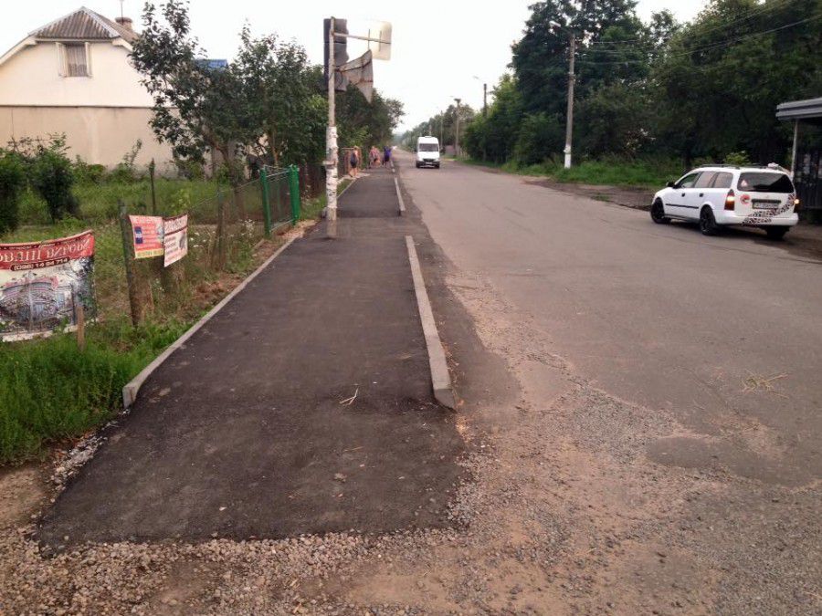 Тротуари на вулиці Добрівлянська посвіжіли | Фото: Володимир Андреєв