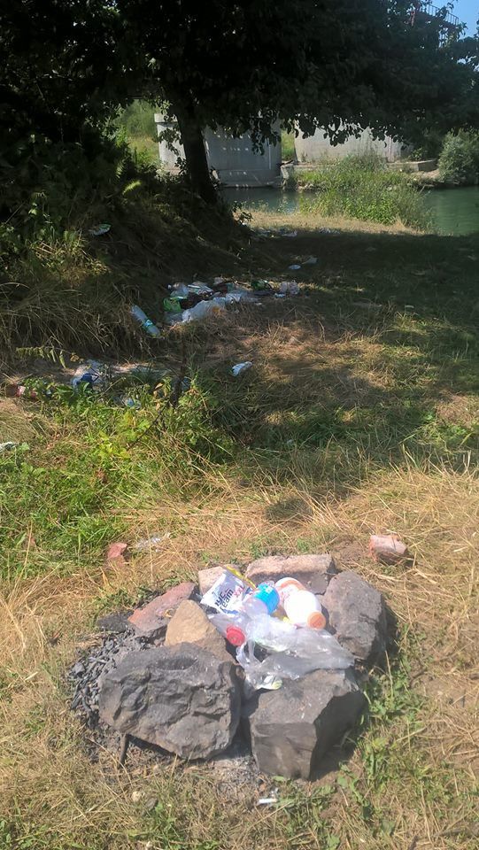 Сміття на сонці, очевидно, має випаруватись | Фото: Oksana Mudrak&lrm;