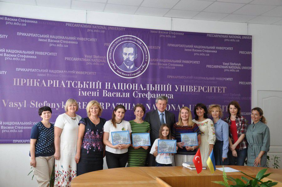 Дипломи вчителям суботньої школи з Анкари вручав ректор ПНУ імені Василя Стефаника Ігор Цепенда