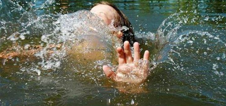 Ілюстрація. Хлопець нагодився вчасно і не дав дівчинці потонути