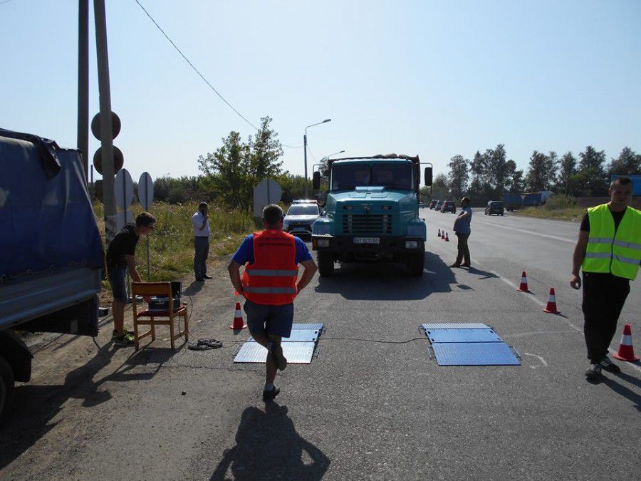 Вантажівки руйнують дороги. У спеку &mdash; особливо | Фото: Іван Щурик&lrm;