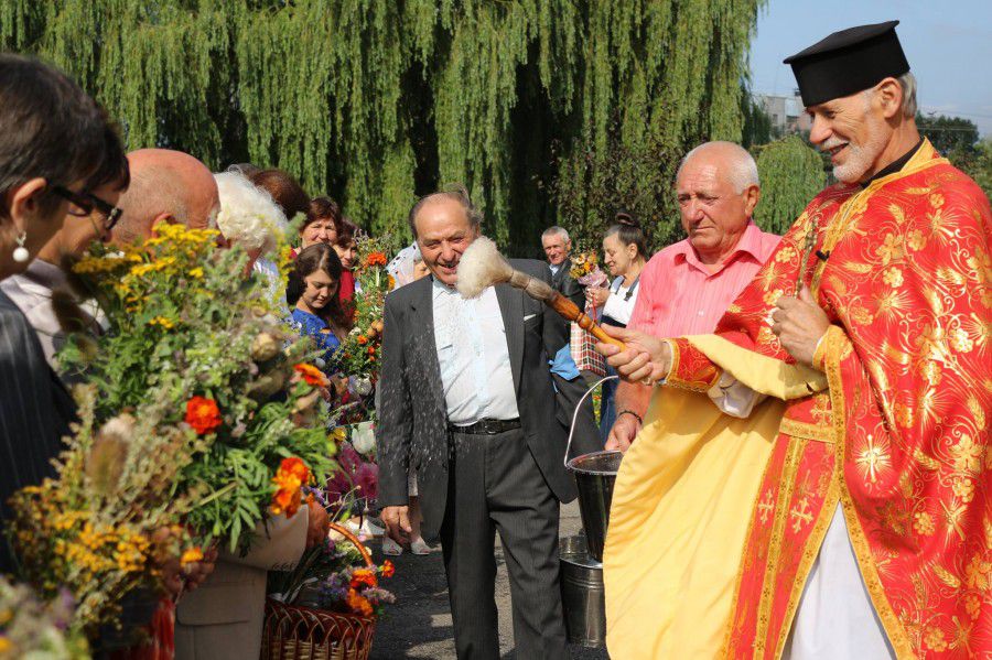 Святкові букети освячує настоятель собору &mdash; митрофорний протоієрей о. Григорій Мороз | Фото: Мар'яна Атаманчу