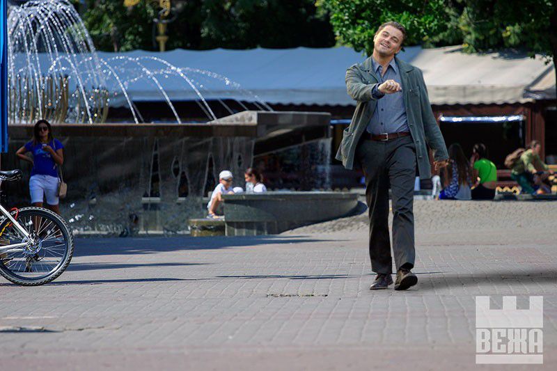 Леонардо ді Капріо помітили біля фонтану в центрі Івано-Франківська | Фото: Олександр Литвиненко