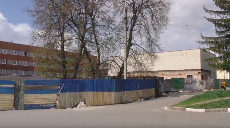 Паркан у центрі міста стоятиме ще близько двох років