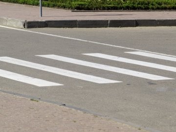 Пішоходного переходу на цій вулиці просто немає, хоч і мав би бути