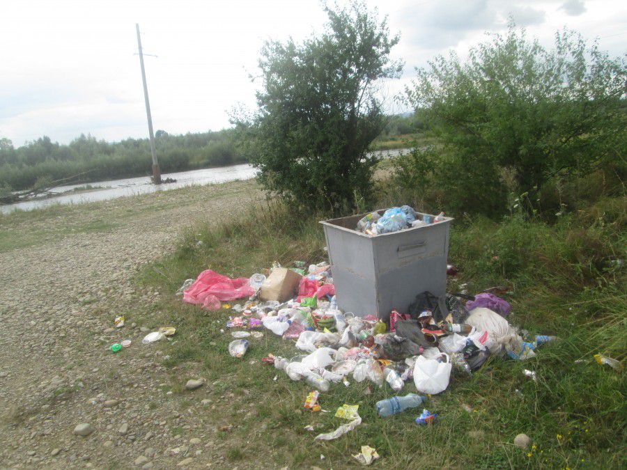 У вихідні дні ящики для сміття особливо переповнені