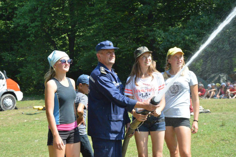 Рятувальники продемонстрували учасникам табору "Чорний ліс" з 15-ти команд свої навички