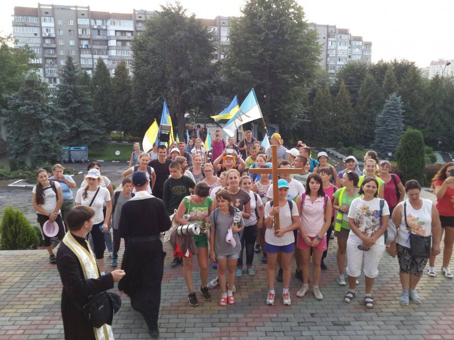 Учасників пішої молодіжної прощі до Гошева зустріли у головному храмі УГКЦ Калуша &mdash; церкві святого Архистратига Ми