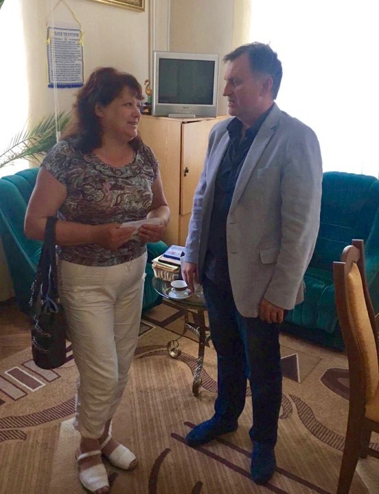 Ігор Матвійчук передав кошти матері пораненого бійця АТО