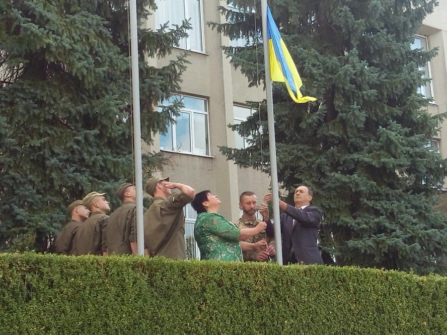 Біля Калуської РДА урочисто замайорів національний прапор України