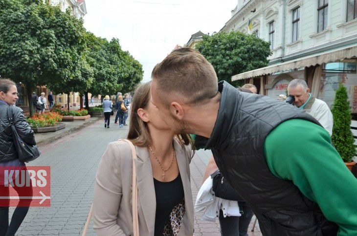 Футболісти разом з привітанням запрошували франківців на майбутній матч