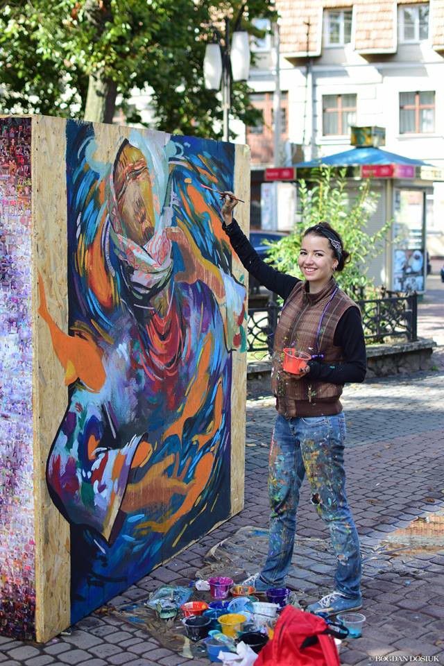 &ldquo;Арт-куб&rdquo; &ndash; це масштабна символічна конструкція, на якій розташували близько 80 робіт художників