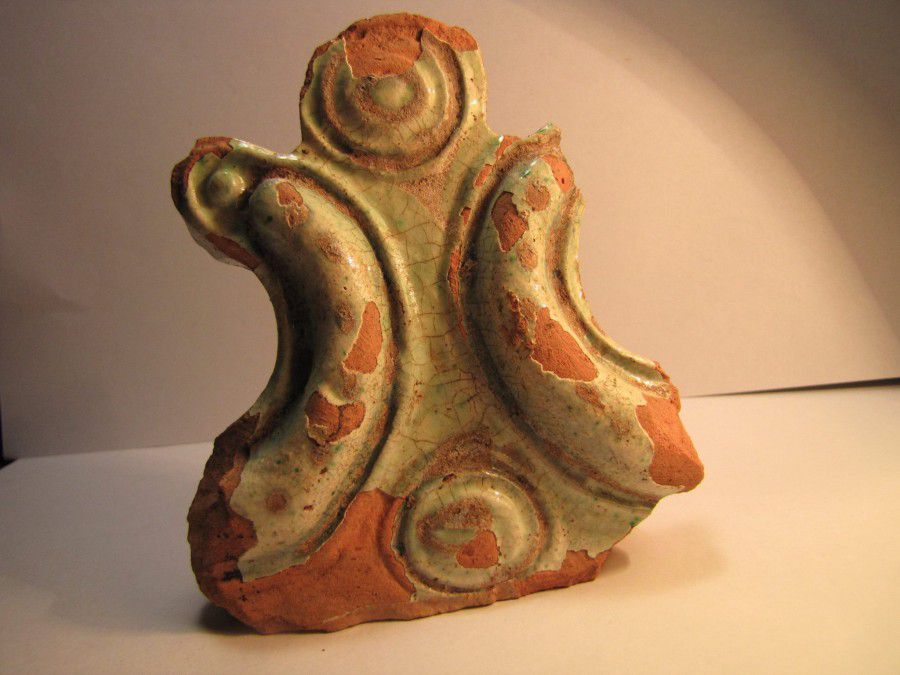 Серед цікавих знахідок &mdash; глиняна фігурка на підставці