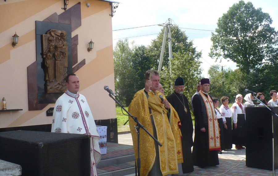 У селі Голинь учора урочисто відкрили пам'ятний знак "Слава героям Небесної сотні" | Фото: Оксана Тебешев