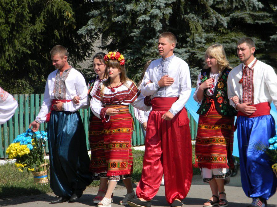 Святковою "вишиваною" ходою громада пройшла через село | Фото: Тетяна Кіндюх