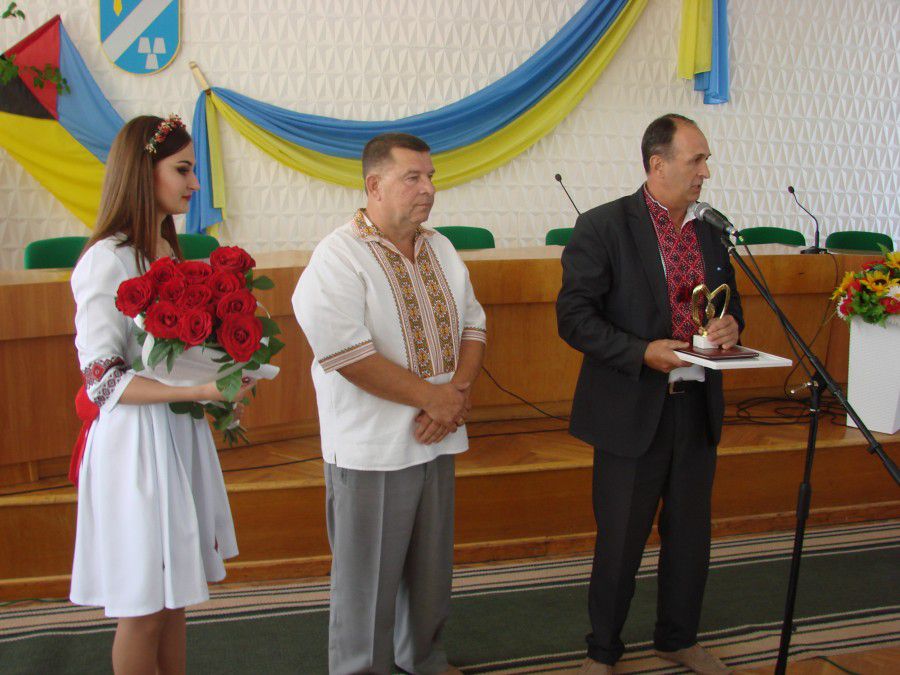 Голова районної ради Михайло Срібняк вручив екс-голові районної ради Василеві Дзундзі відзнаку "Почесний громадянин