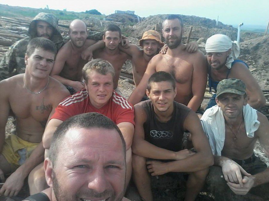 Віктор Гільтайчук (на передньому плані) брав участь у будівництві фортифікаційних споруд на кордоні з РФ