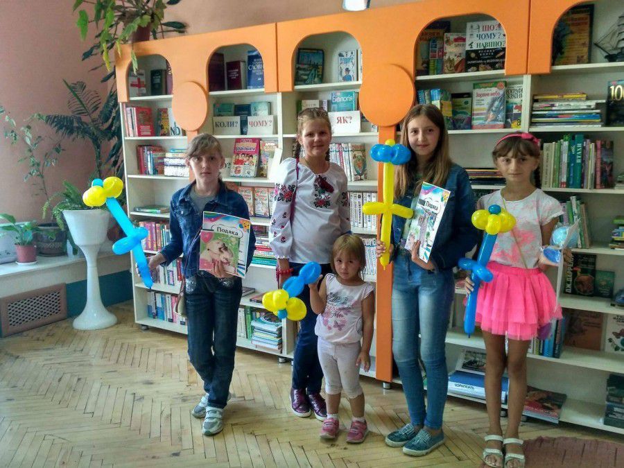 Учасники акції із задоволенням читали книжки, реєструючи їх у формулярі та отримуючи наліпку &laquo;Сонечко&raquo;