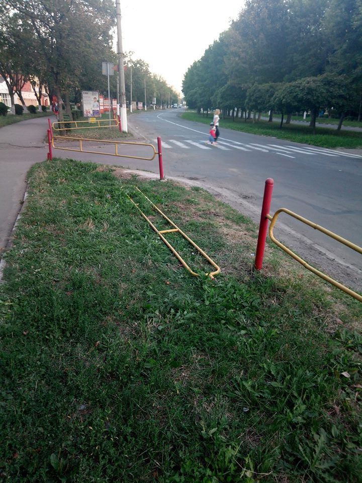 Огородження "заважає" деяким людям | Фото: Yura Tymkiv 