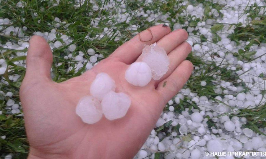 Такий град випав у Микуличині Яремчанської міської ради