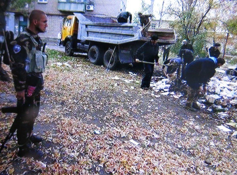 Українські полонені на примусових роботах. 2014 рік | Фото: Валерій Маринець