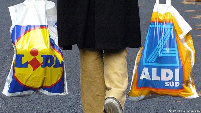 Біло-синьо-помаранчевий пакет з блакитними смужками та логотипом дискаунтера Aldi &mdash; така ж "класика" в Н