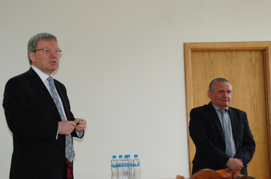 Олександр Петровський (зліва) зауважує: "Я та мої однодумці продовжуватимуть... робити свій внесок у енергетичну не