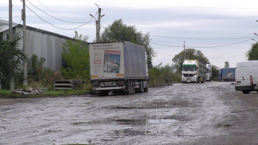 Водії фур готові платити 250 гривень за проїзд центром Калуша, тільки б не їхати Об'їзною