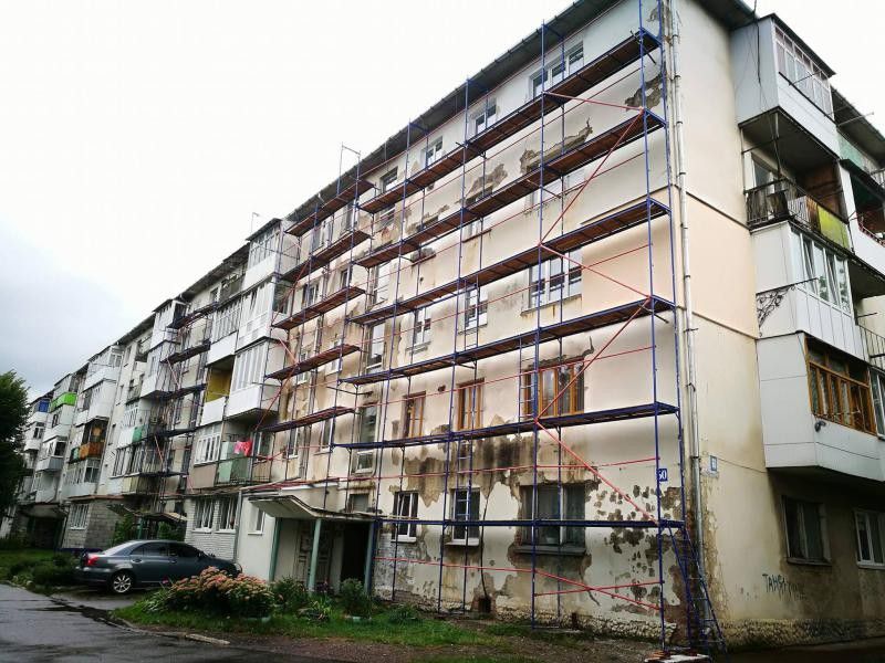 Риштування встановлено біля будинку, що на вул. Б. Хмельницького 60