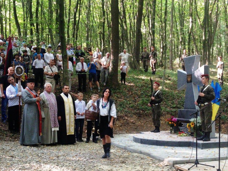 Актори калуського народного театру "Легенда" відтворили сцену з життя загиблих підпільників | Фото: Оксана Таб