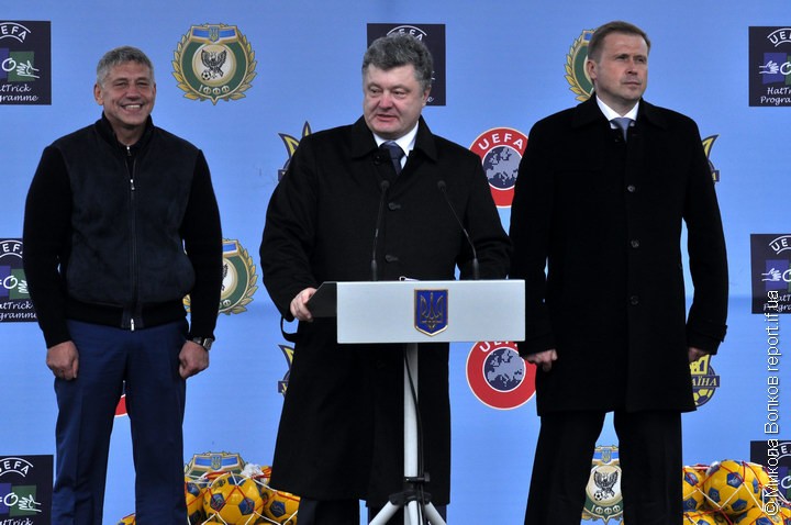 Фото з  робочої поїздки в Івано-Франківськ,коли президент взяв участь в урочистій церемонії закладання капсули під зведе