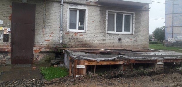 Фундамент до будинку прибудував власник квартири на вул. Богдана Хмельницького, 43