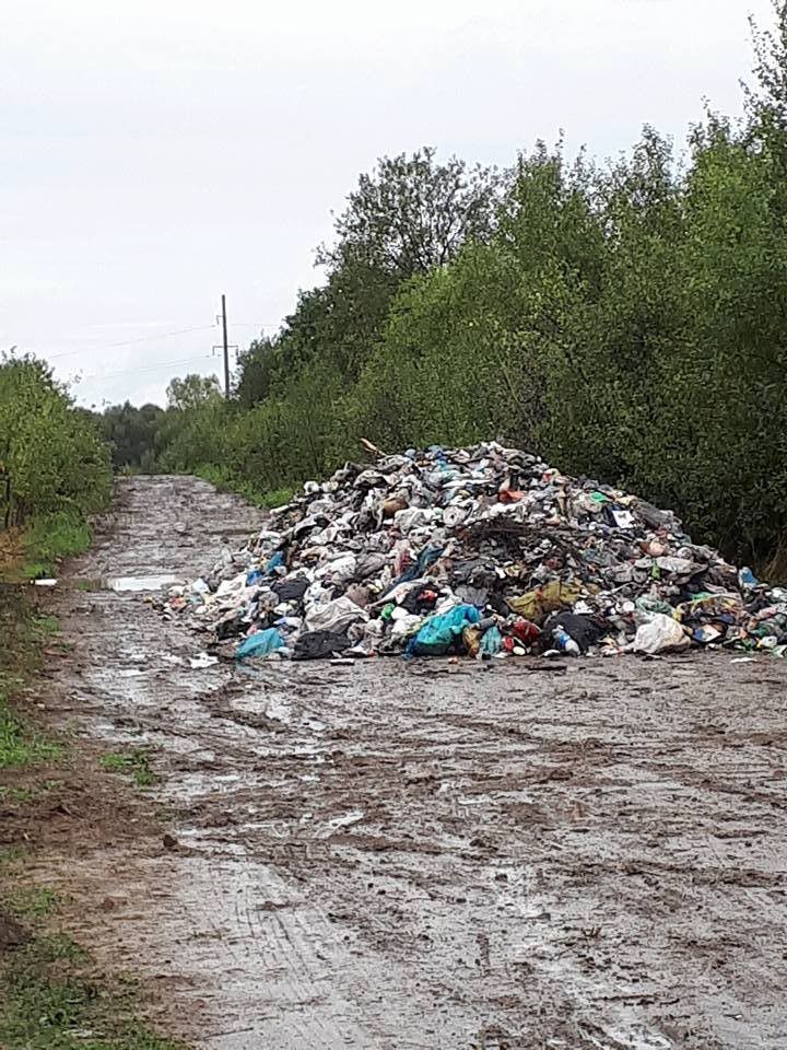 літом у Микитинці завезли 120 тонн сміття. У пакетах з відходами знайдені документи, які підтверджують, що сміття львівс