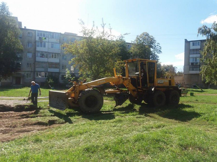 На ділянці вже попрацювала спецтехніка | Фото: Федір Мороз