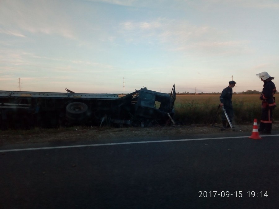 Вантажівка в результаті зіткнення з&rsquo;їхала в кювет та загорілася | Фото: Типова Коломия/Facebook