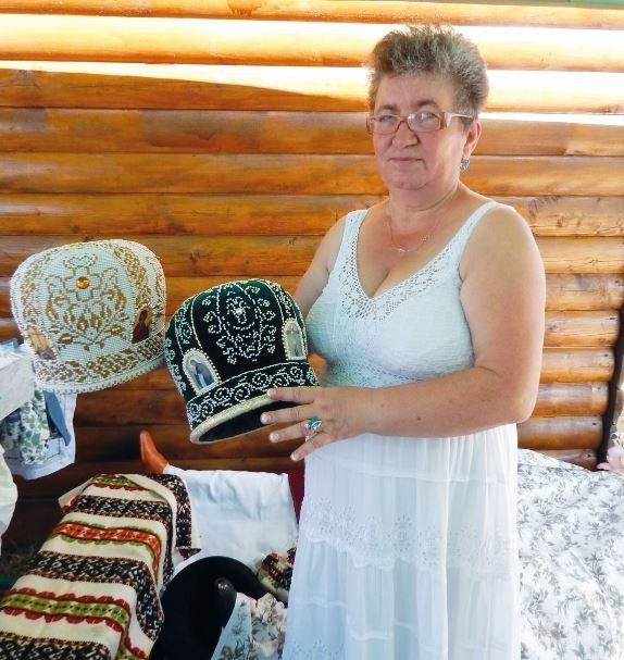 На одну митру жінці потрібно 5-8 тисяч дрібних бісеринок. Перед кожною роботою вона бере благословення у священика | Фот