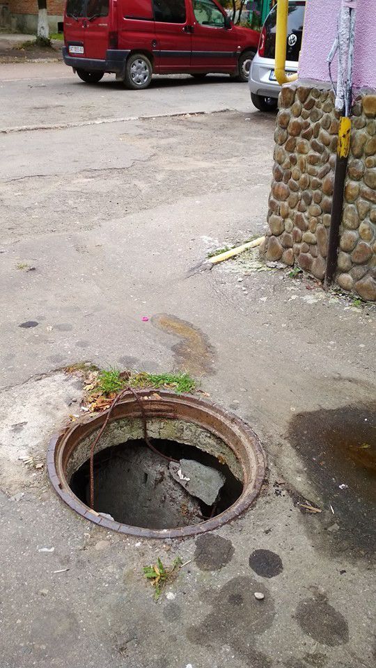 Відкритий каналізаційний люк може стати пасткою для перехожих | Фото: Сергій Марченко