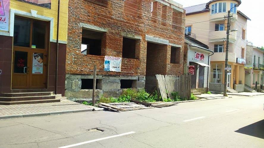 Паркан упав на дорогу