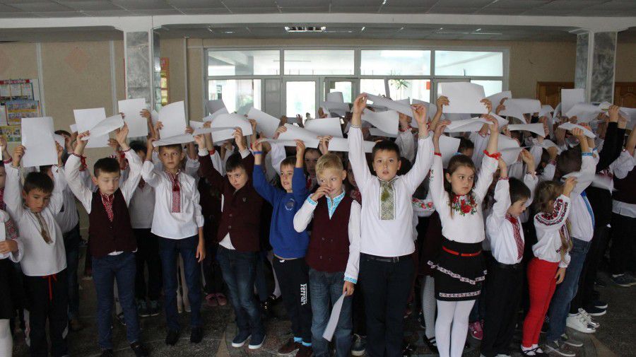 Учні молодших класів взяли участь у флешмобі &laquo;Голуб миру&raquo;, який підготувала вчитель хореографії Людмила Ляше