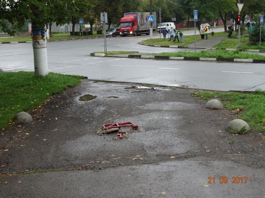 Невідомі пошкодили паркувальний бар&rsquo;єр та витягли одну із бетонних сфер, яка не дозволяла заїзду автомобілів на тр