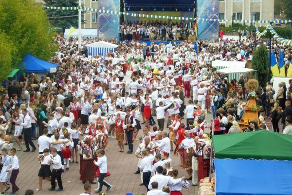 На центральній частині Городенки зібралися всі танцювальні таланти міста