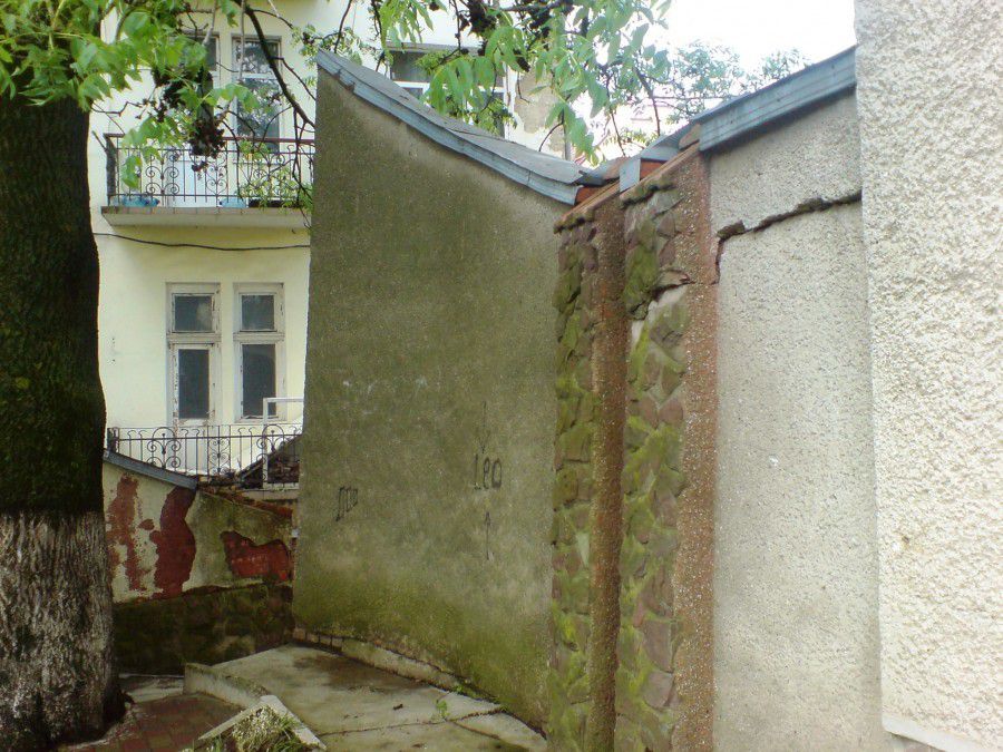 Влада визнала аварійність цього об&rsquo;єкту. Попри це, тут далі спокійно ходять люди та відсутні будь-які попереджувал