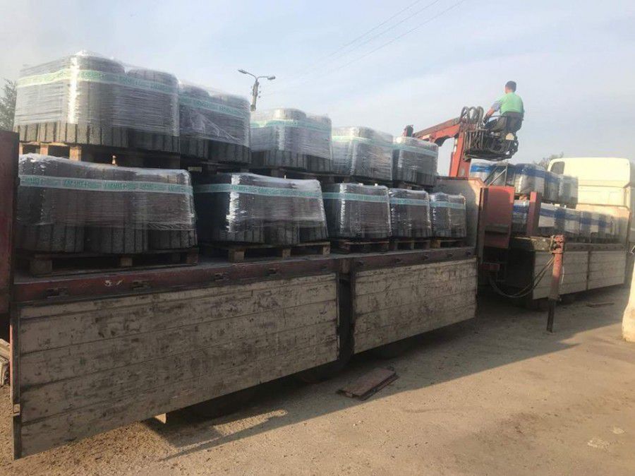 Перші урни вже завезли у Калуші. Всього закуплено 1300 урн | Фото: Юрій Тимків