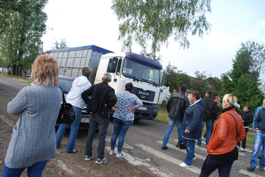 Погана дорога та відсутність рейсів змусила людей вийти на протест | Фото: visti-kalush.com.ua