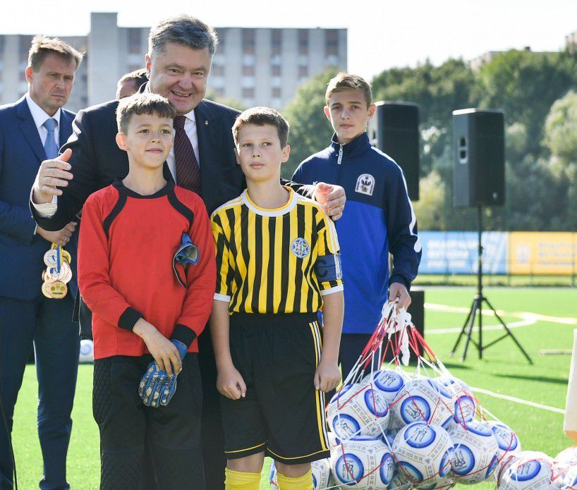 Президент Петро Порошенко відвідав новозбудований футбольний стадіон для дитячо-юнацького та аматорського футболу та вру