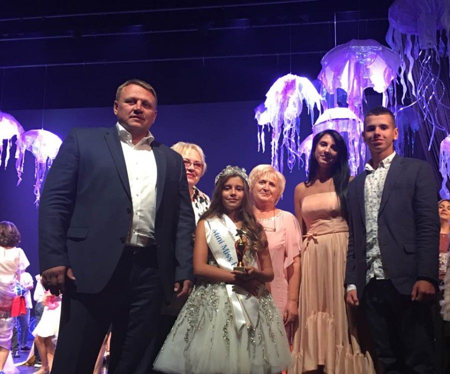 Ксенія Шевченко на дитячому конкурсі краси разом з родиною