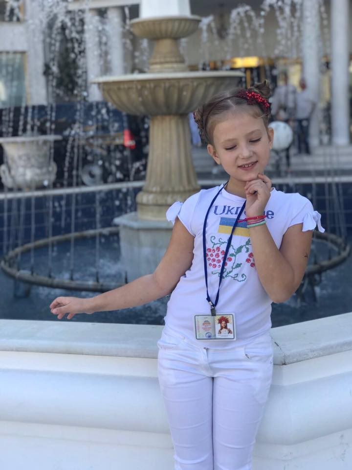 Восьмирічка Марічка Фекдоляк стала на дитячому конкурсі краси "Top model 2017" | Фото: Мар'яна Сурмей