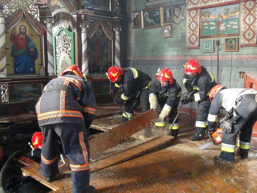 Підлога згоріла, але церкву вдалося врятувати від пожежі | Фото: Управління ДСНС в області